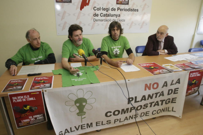 El portavoz de Ipcena y miembros de la plataforma contra la planta de compostaje ayer en Lleida.
