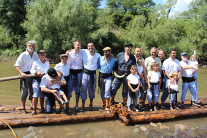 Foto de família de la vintena de raiers que han participat aquest any a Coll de Nargó en la construcció i la navegació d’aquestes barques de fusta.