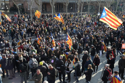 Manifestants en l'entorn del Parlament de Catalunya el passat 30 de gener.