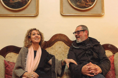 La consellera de Jusíticia, Ester Capella, conversa amb Josep Companys, renebot del president, a la casa natal del Tarròs, a l'Urgell.