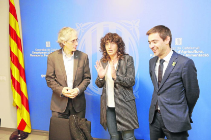 La consellera, Teresa Jordà, junto con Oriol Ansón y Ferran de Noguera.