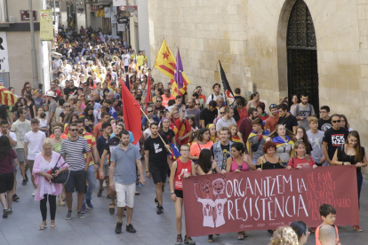 La manifestación de la izquierda independentista, ayer durante su paso delante de la Catedral. 
