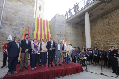 L’alcalde, Fèlix Larrosa, i el pregoner, Jaume Barrull, amb els regidors de Paeria que van assistir a l’acte de la Diada a la Seu Vella.