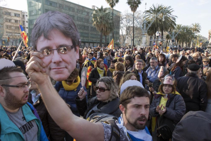 La manifestación en Barcelona se mantuvo pese a suspenderse el pleno y reunió a miles de personas.