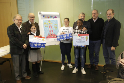 Els guanyadors del concurs de dibuix, amb les autoritats ahir.
