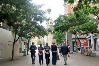Agents cívics, passejant al costat de Mínguez per l’Eix.