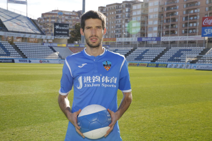 Álex Albístegui, ahir durant la presentació com a nou jugador del Lleida.