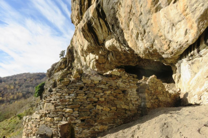 Los restos de la antigua capilla han aparecido en la cueva situada bajo el castillo medieval, desde el que se contempla el Bossòst actual.