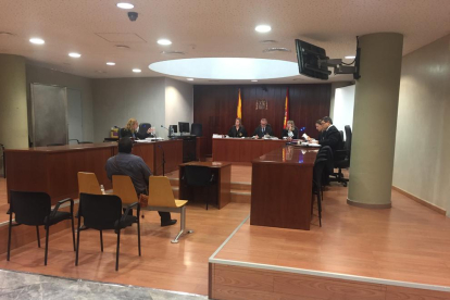 Un momento del juicio celebrado ayer por la mañana en la Audiencia de Lleida. 