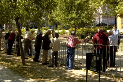 Imagen de archivo de pensionistas jugando a la petanca en un parque.