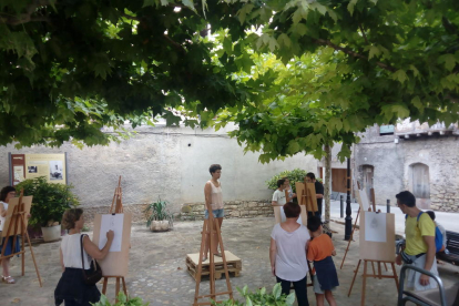 Visitants participant al taller ‘Dibuixem models del natural’, organitzat per Lluís Valls.