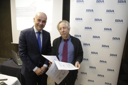 El director de Zona de BBVA a Lleida, Víctor Blasco, amb Josep Oliver, director de l’Anuari.