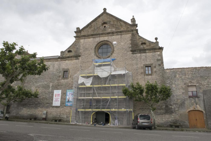 Una gran malla cobreix la portalada de l’església de Sant Ramon. 