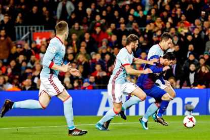 Leo Messi intenta escapar-se de tres jugadors del Celta, en una acció del partit d’ahir.