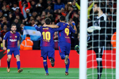 Leo Messi intenta escaparse de tres jugadores del Celta, en una acción del partido de ayer.