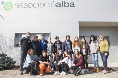 Foto de grupo de los alumnos de la Escola Pia con trabajadores de la Associació Alba ayer por la mañana antes de iniciar sus tareas.  