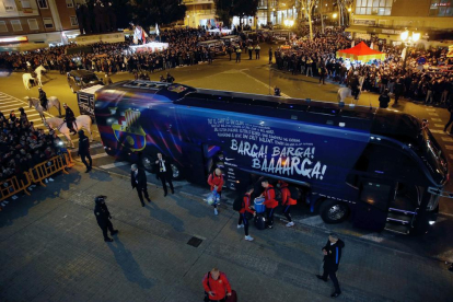 L’autocar del Barcelona, dijous a Mestalla, on va ser apedregat.