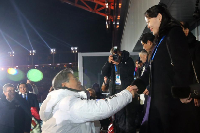 Los deportistas de las dos Coreas desfilaron juntos, ayer en la inauguración de los Juegos Olímpicos de Invierno.