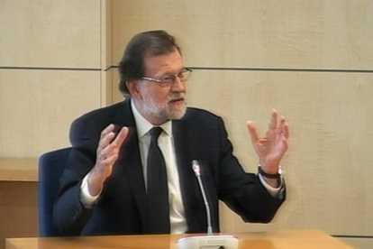 Aquesta imatge de Rajoy declarant en un judici podria repetir-se, ara pels comptes del PP valencià.