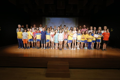 Foto final de grupo con la mayoría de premiados en el concurso, ayer en el Espai Orfeó de Lleida.