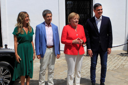 La dona de Pedro Sánchez, el marit d’Angela Merkel, la cancellera alemanya i el president espanyol.
