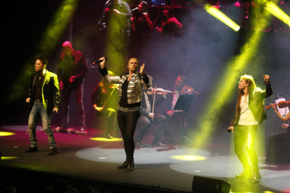 Un momento del espectáculo de Symphonic Rhapsody Queen, ayer en la Llotja de Lleida.