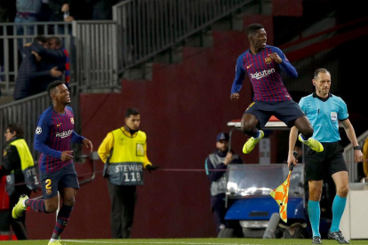 Ousmane Dembélé va celebrar amb alegria el gol dels blaugranes al costat de Nelson Semedo.