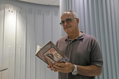 El escritor leridano Eladi Romero, con su último libro, una biografía del policía y escritor Mauricio Karl.