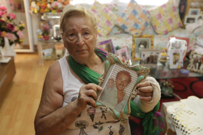 María Hidalgo sostiene una imagen de su hijo, cuyo coche fue hallado en 1999 en el canal de Seròs. 