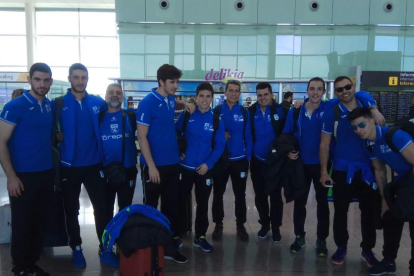 El equipo, en el aeropuerto de El Prat, antes de tomar ayer el vuelo hacia tierras portuguesas.
