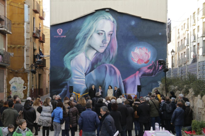 Una de las obras más espectaculares de Lily Brik que se pueden ver en Lleida es este mural de la plaza dels Gramàtics. 