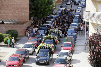 Una comitiva de familiares, amigos y vecinos acompañó ayer los coches fúnebres con los restos de los jóvenes fallecidos en Balaguer. 