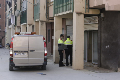 Mor un home al caure en un bloc de pisos a Lleida