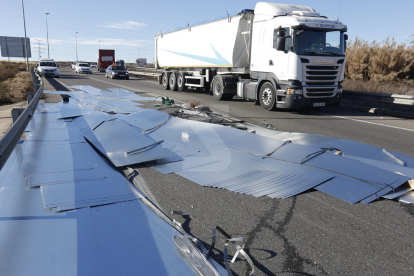 Un camió perd xapes de metall a la carretera N-240 als Magraners