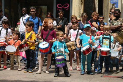 La percusión y los niños, protagonistas de la actividad ‘Fem ballar els Gegants!’.