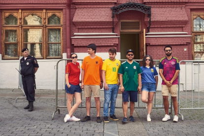 Recreen la bandera LGBTI a Moscou utilitzant les camises de la seva selecció
