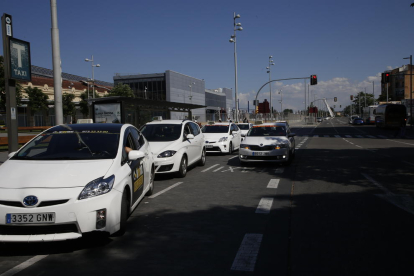 Imagen de la parada de taxis de la estación de Renfe, con algunos de los vehículos híbridos.