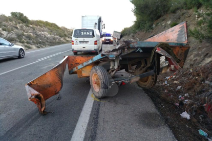 El remolc del tractor que conduïa el ferit, amb el camió implicat en l'accident al fons de la imatge.