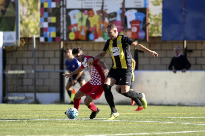 Un jugador del Balaguer se interpone entre el balón y un rival en una acción del partido.