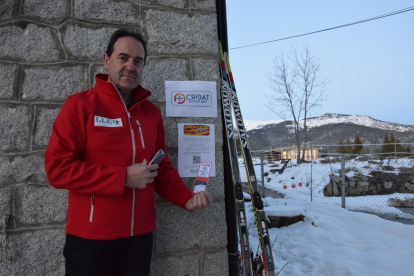 Ramon Sellés muestra las instrucciones que dará la estación de esquí para utilizar los ‘croats’.