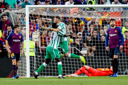 Joaquín s’abraça a Carvalho després d’anotar el segon gol.