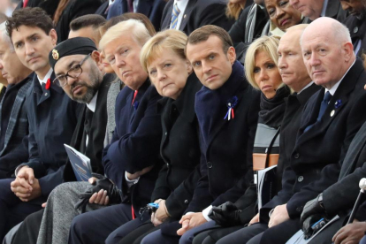 Macron, Merkel, Trump i altres líders en la cerimònia en record de l’armistici. El president dels EUA no va participar en el Fòrum per la Pau.