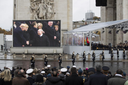 Macron, Merkel, Trump y otros líderes en la ceremonia en recuerdo del armisticio. El presidente de EEUU no participó en el Foro por la Paz. 