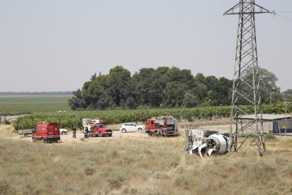Vista del camión volcado contra la instalación eléctrica, en el punto kilométrico 7 de la L-802. 