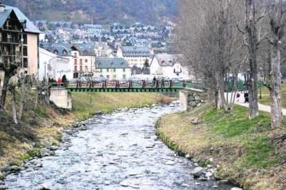 El río Garona a su paso por Vielha.