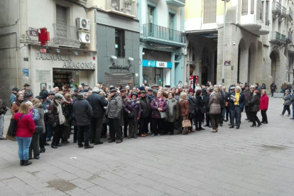 La plaça de la Paeria de Lleida va ser escenari de la concentració de pensionistes que exigeixen millores.
