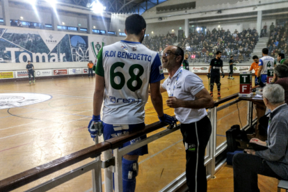 Albert Folguera, donant instruccions a Roberto di Benedetto durant el partit d’ahir.