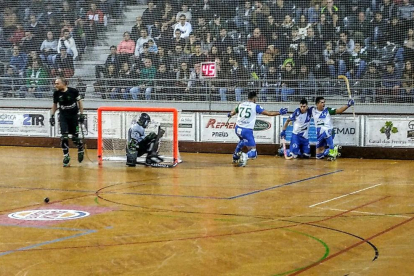 Albert Folguera, donant instruccions a Roberto di Benedetto durant el partit d’ahir.