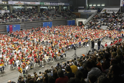 La cancha del pabellón de deportes Barris Nord de Lleida se transformó en un auditorio para un recital de 800 guitarristas.