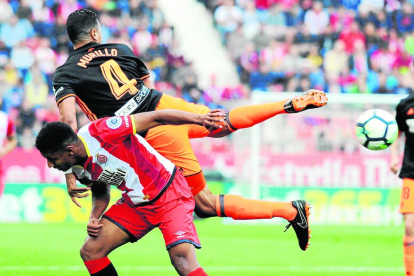 El gerundense Lozano, pugna con el valencianista Murillo.